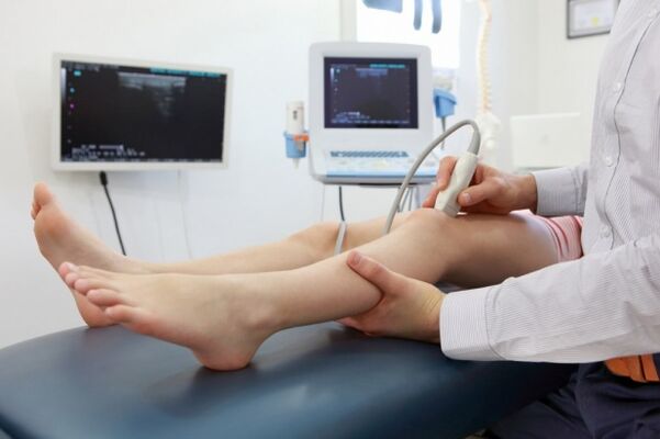 ekzaminimi i këmbëve para operacionit për venat me variçe